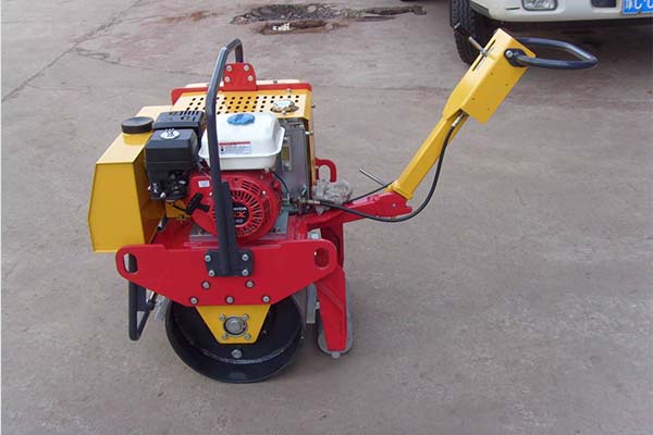 小型<a href='http://m.ntyyxh.com' target='_blank'>壓路機</a> 小型<a href='http://m.ntyyxh.com' target='_blank'>壓路機</a>