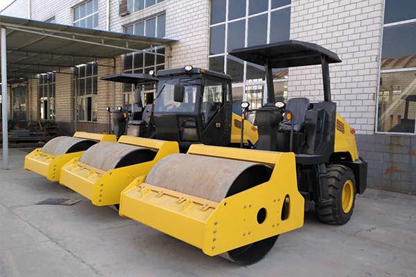 <a href='http://m.ntyyxh.com' target='_blank'>壓路機</a>