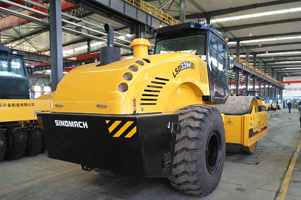 大型<a href='http://m.ntyyxh.com' target='_blank'>壓路機(jī)</a>